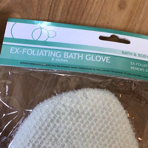 Bundle of Ex-Foliating Bath Gloves and Soap - Picture 9 of 10